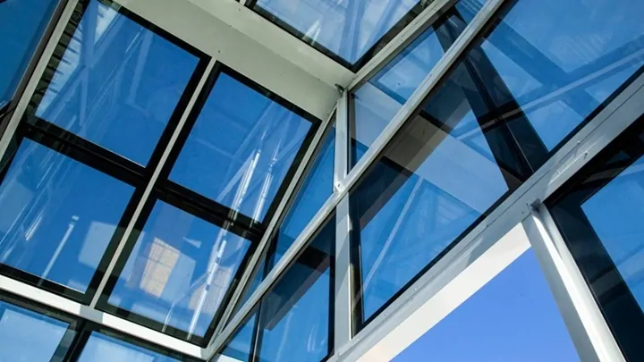 شیشه فتوولتائیک؛ انرژی پاک در نمای ساختمان‌ها