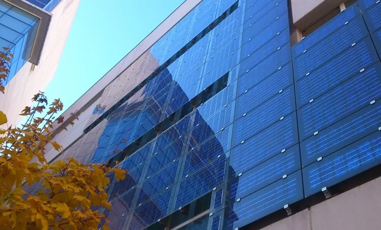 شیشه فتوولتائیک؛ انرژی پاک در نمای ساختمان‌ها