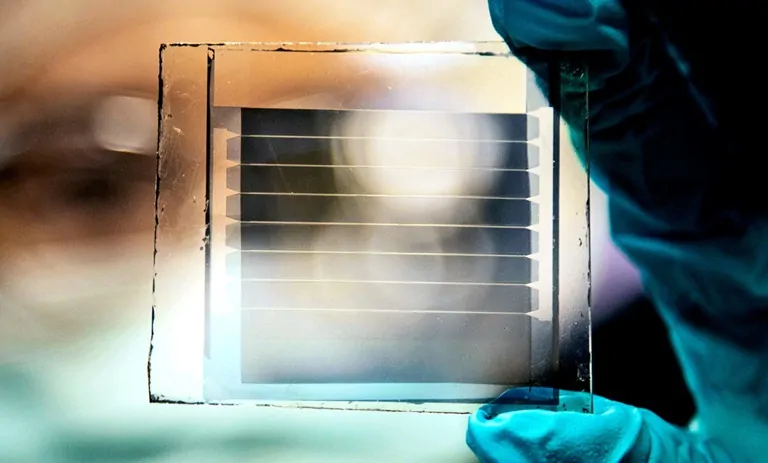 سلولهای خورشیدی نامرئی؛ فناوری آینده انرژی پاک