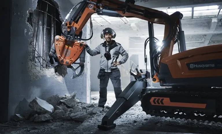ربات‌های تخریب ساختمان (Demolition Robots) ماشین‌های کنترل‌شونده از راه دور هستند که برای تخریب ایمن و دقیق سازه‌ها طراحی شده‌اند. این ربات‌ها معمولاً کوچک‌تر از بیل مکانیکی هستند، اما قدرت بالایی دارند و می‌توانند با چکش هیدرولیکی، قیچی برش فلز یا ابزارهای دیگر، دیوارها، بتن و حتی سازه‌های فولادی را خرد کنند.