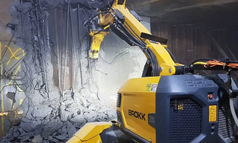 ربات‌های تخریب ساختمان (Demolition Robots) ماشین‌های کنترل‌شونده از راه دور هستند که برای تخریب ایمن و دقیق سازه‌ها طراحی شده‌اند. این ربات‌ها معمولاً کوچک‌تر از بیل مکانیکی هستند، اما قدرت بالایی دارند و می‌توانند با چکش هیدرولیکی، قیچی برش فلز یا ابزارهای دیگر، دیوارها، بتن و حتی سازه‌های فولادی را خرد کنند.