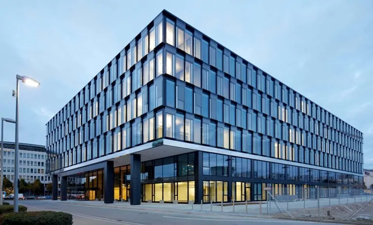 همه چیز درباره نمای کرتین وال، مدرنترین نمای شیشهای ساختمان