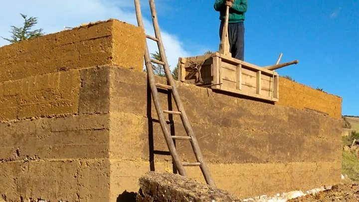 خاک کوبیده در ساختمانسازی؛ مصالحی سنتی با رویکردی مدرن و پایدار معایب خاک کوبیده در ساختمانسازی