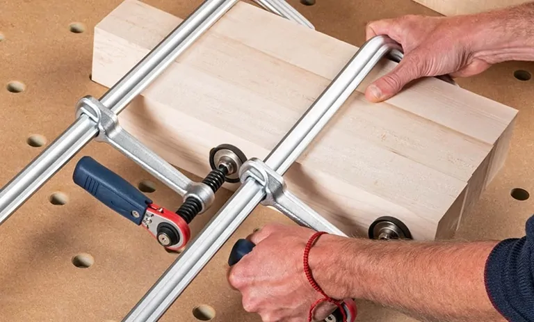 کاربرد گیره نجاری حرفه‌ای در ساختمان سازی چیست؟ + انواع گیره نجاری