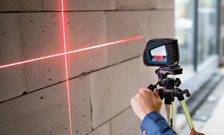 شاقول لیزری حرفه‌ای و کاربردهای آن در ساختمان سازی مدرن